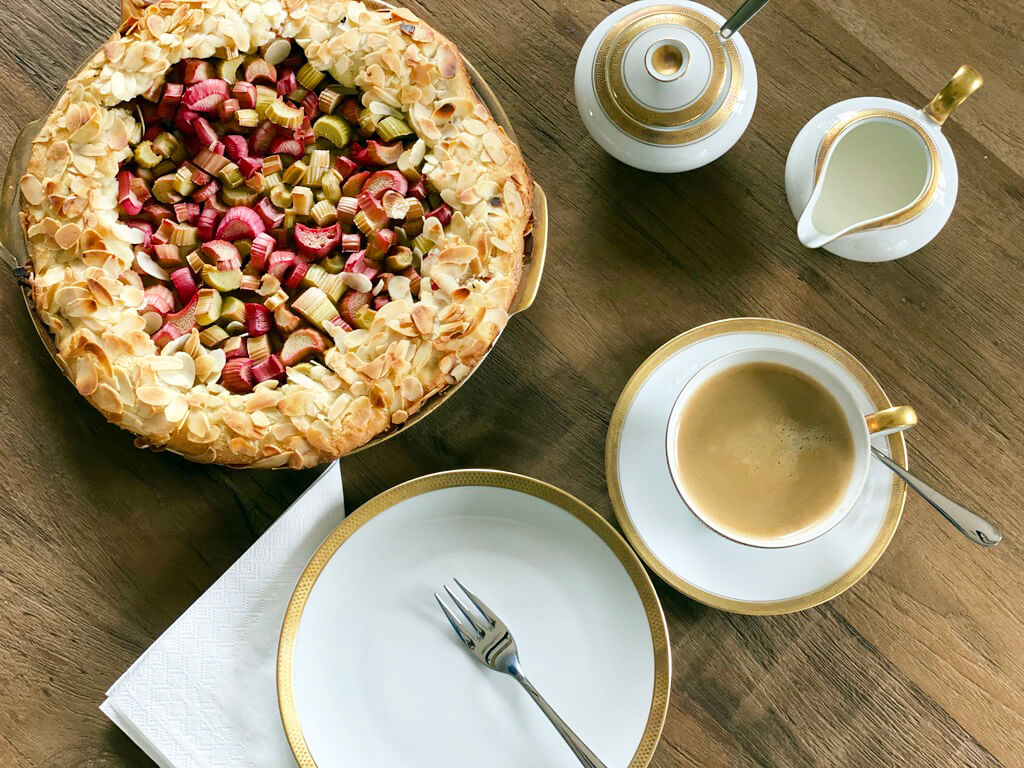 Ein Rhabarber Kuchen von backen.de mit einer Tasse Kaffee