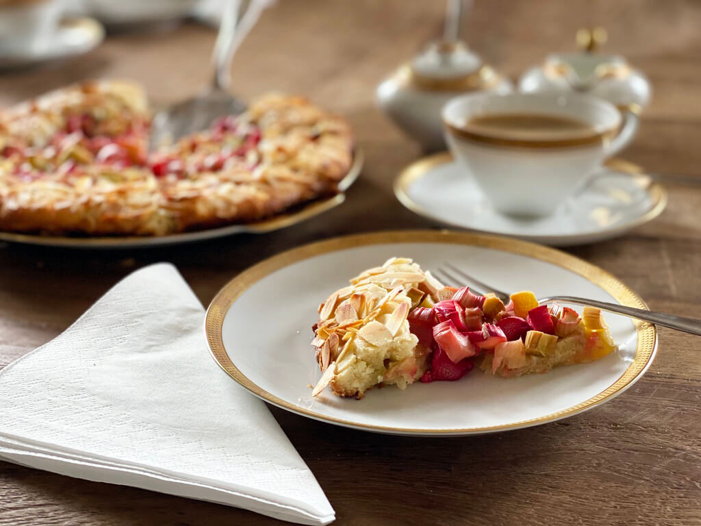 Ein Kaffeetisch mit Rhabarber Galette von backen.de