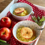 Kurkuma Reis mit Apfelscheiben