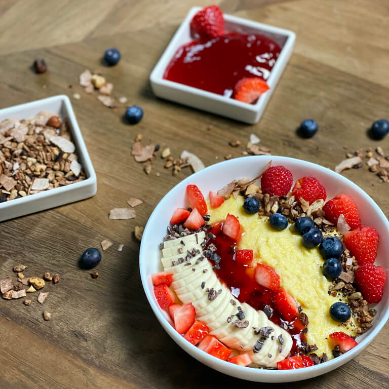 Polenta-Bowl mit Paleo-Granola und Erdbeerkompott