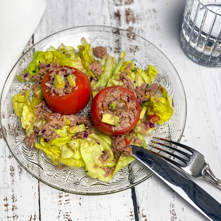 Leicht & Lecker: Tomaten mit Tunfisch-Avocado-Salsa
